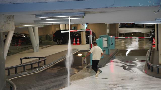  Het water kwam met bakken uit de leiding van de sprinklerinstallatie. 