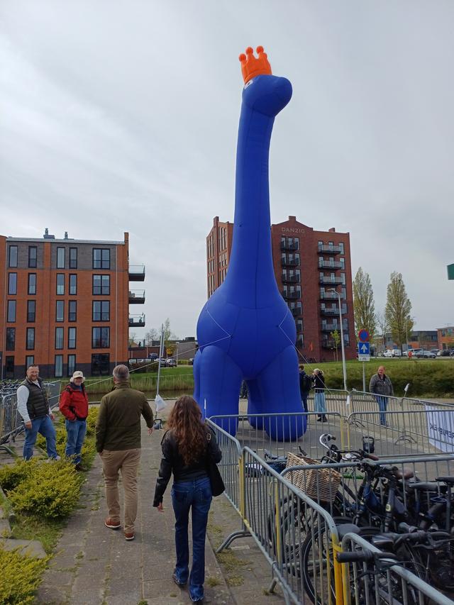 De blauwe protestdinosaurus moest uit zicht staan. 