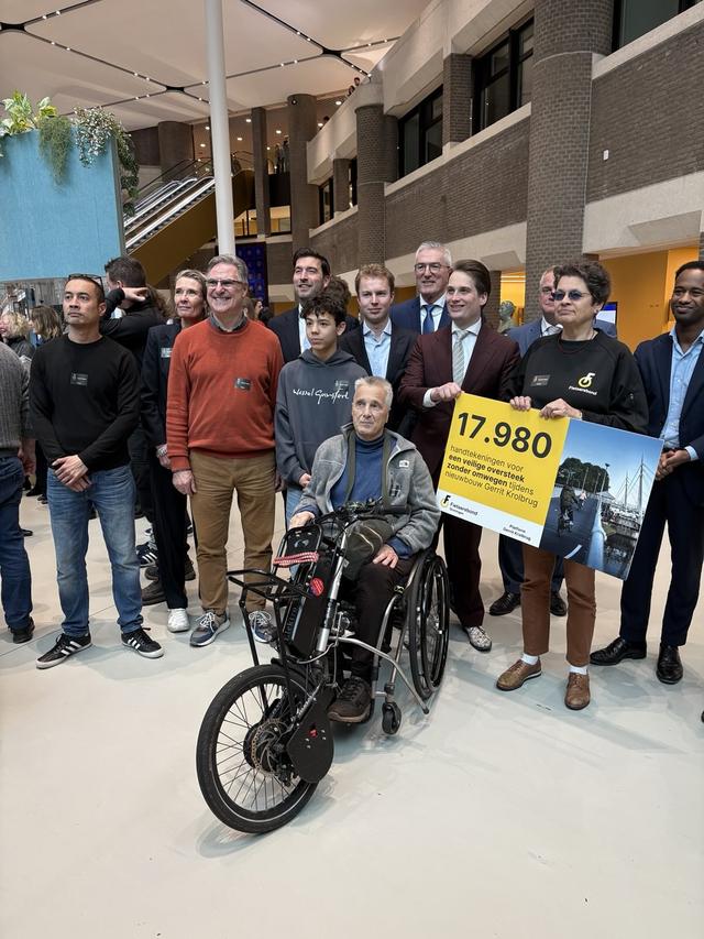 Een delegatie Groningers biedt in december een petitie aan over de Gerrit Krolbrug in de Tweede Kamer.