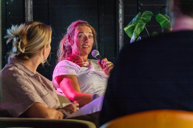 Psycholoog Froukje Groenveld van MeJa tijdens een talk over moederschap tijdens Noorderzon.