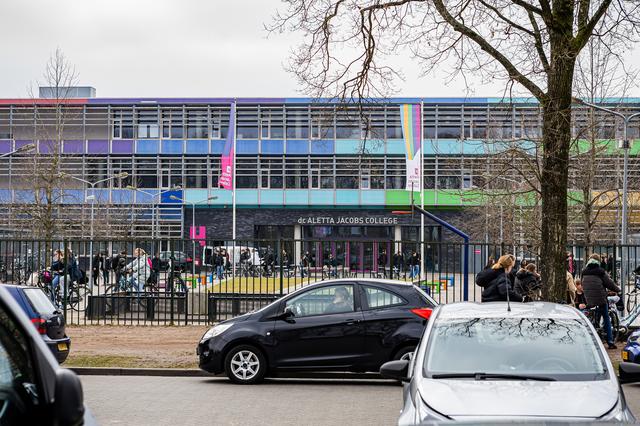 Exterieur van het dr. Aletta Jacobs College in Hoogezand. 