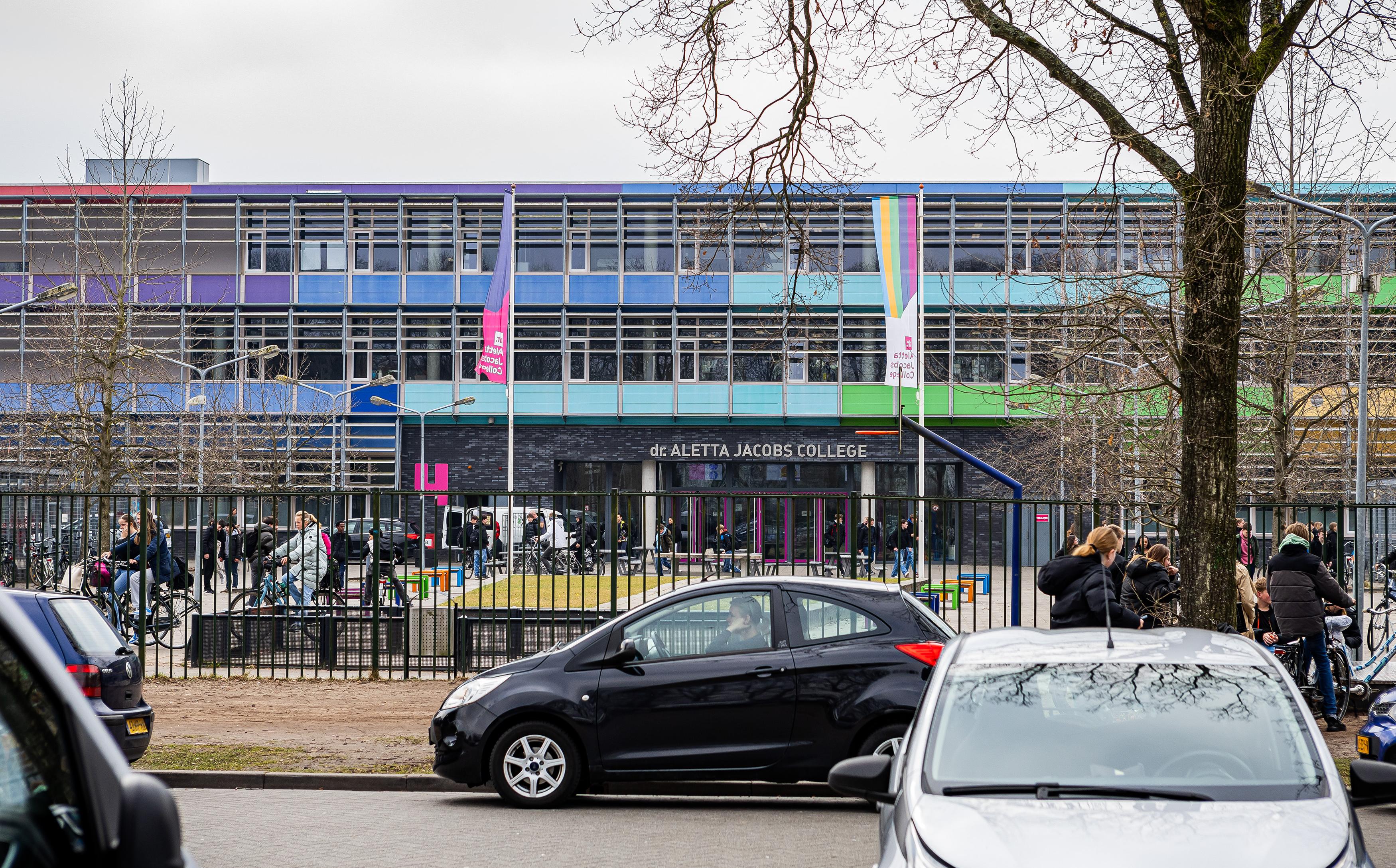 Exterieur van het dr. Aletta Jacobs College in Hoogezand. 