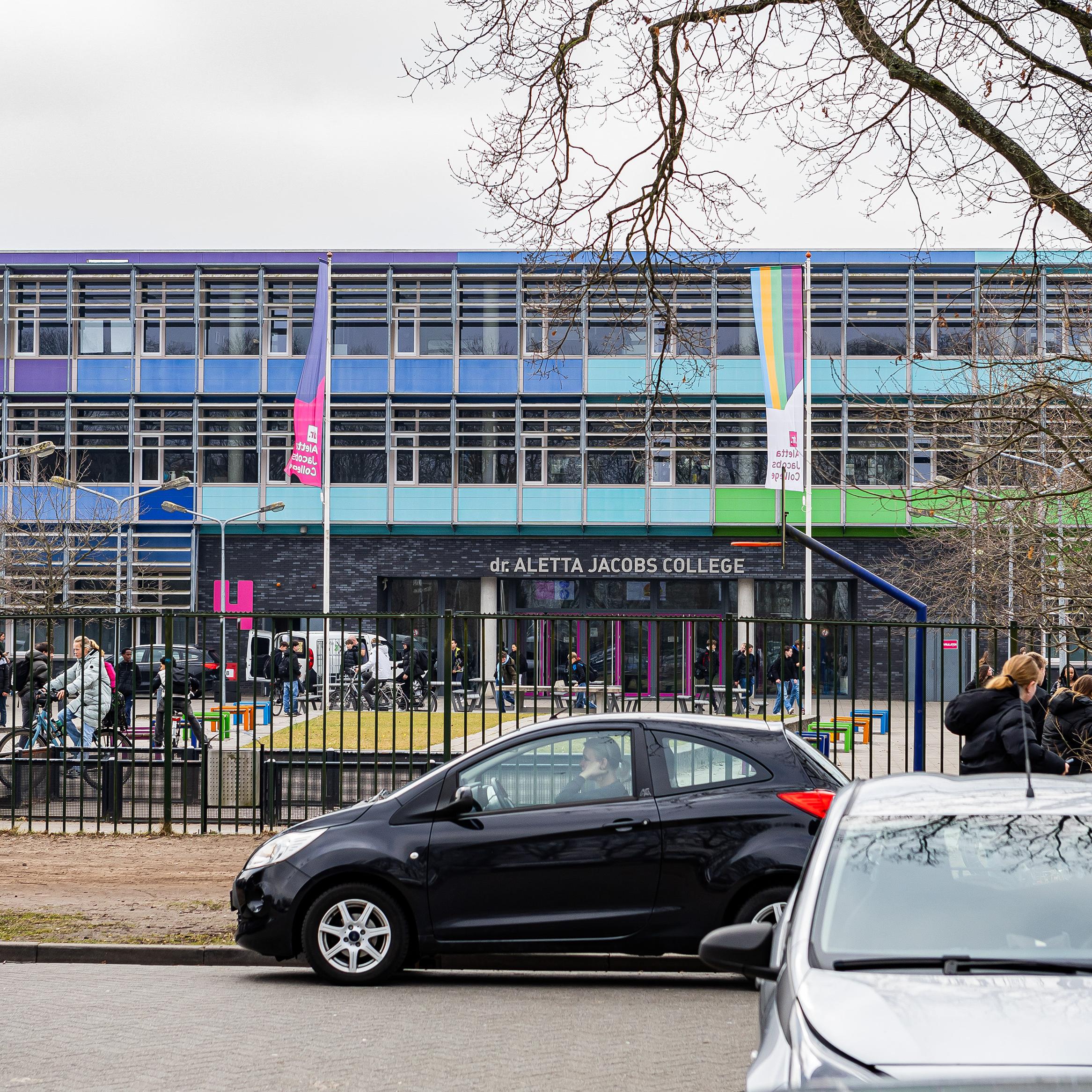 Exterieur van het dr. Aletta Jacobs College in Hoogezand. 