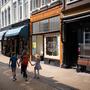 Verhuurd staat er op het winkelpand aan de Zwanestraat. Menig voorbijganger werpt een nieuwsgierige blik naar binnen.