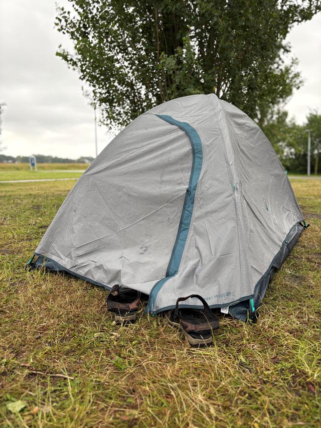 In een tentje ligt vroeg op de ochtend een asielzoeker te slapen. 