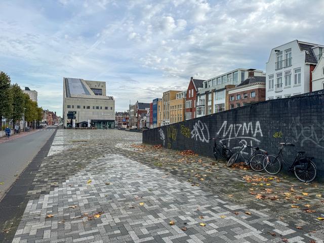 Het nu nog versteende Damsterplein in Groningen, met rechts het parkeergebouw.