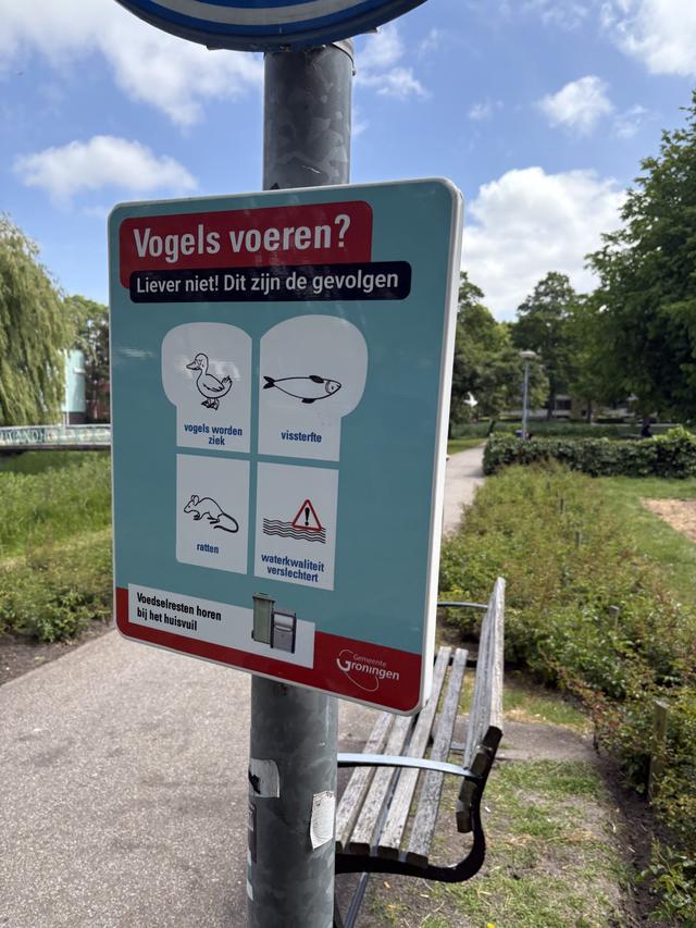 Gemeente Groningen plaatst informatiebordjes bij vijvers.