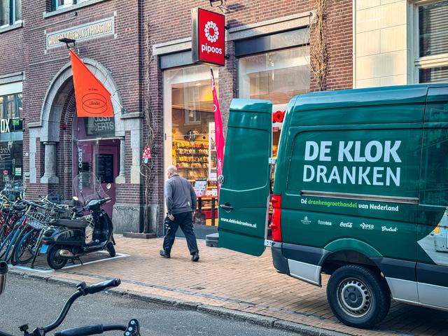 Medewerker Kevin van De Klok Dranken mag met deze bus nog tot 2027 de binnenstad in.