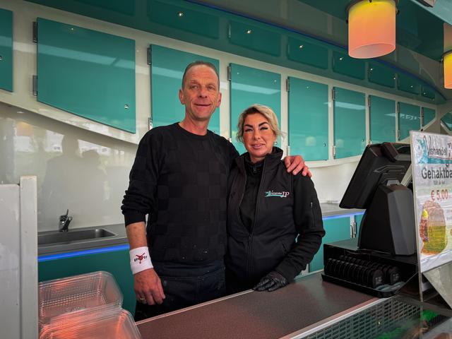 Visboer Peter Wiersema met zijn dochter Jessica in hun kar