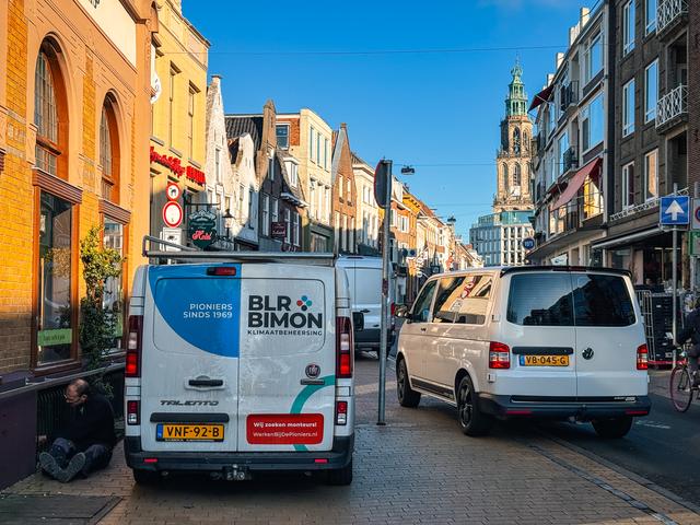 In de Oosterstraat stikt het dinsdagochtend van de niet-elektrische bedrijfsbussen.