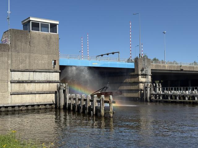 Geen druppel regen en toch een prachtige regenboog bij het Eemskanaal door het koelen van de Driebondsbrug.