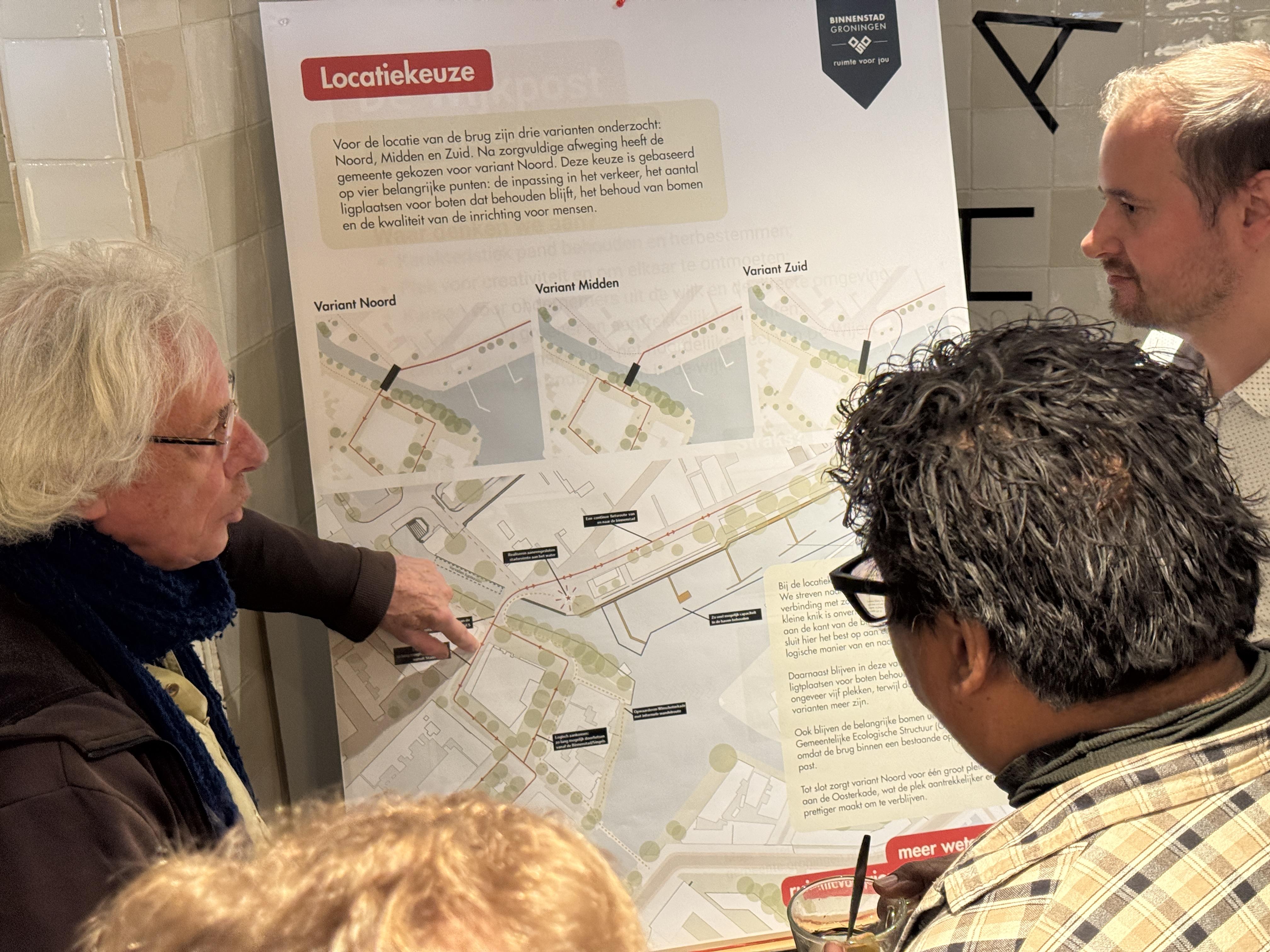 Omwonenden laten zich informeren over de plannen voor de nieuwe fietsbrug.