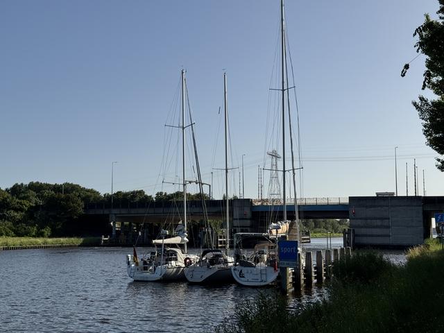 De drie wachtende zeilboten voor de Driebondsbrug.