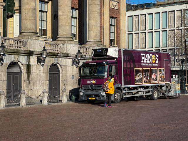 Ook het stadhuis zelf wordt nog bevoorraad door een dieselvrachtwagen.