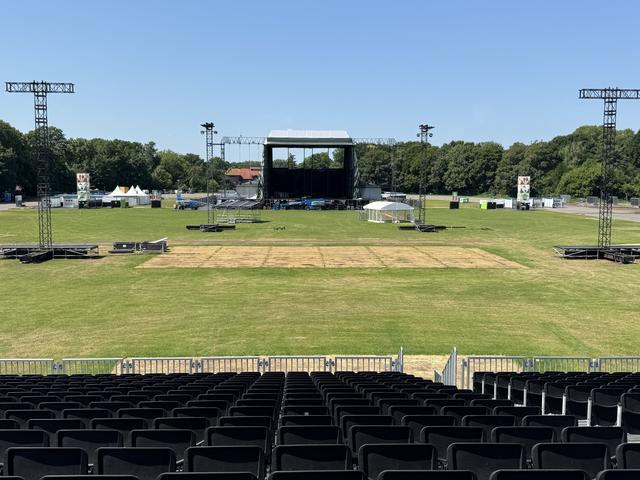 In het gras is duidelijk te zien dat de tribunes een flink stuk naar achteren zijn verplaatst.
