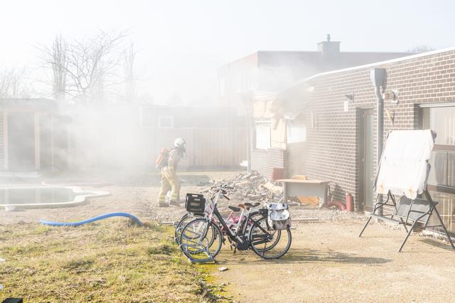 Bij een woning aan de Griekenlandlaan in Assen is aan de achterzijde iets ontploft waardoor schade is ontstaan aan de gevel.
