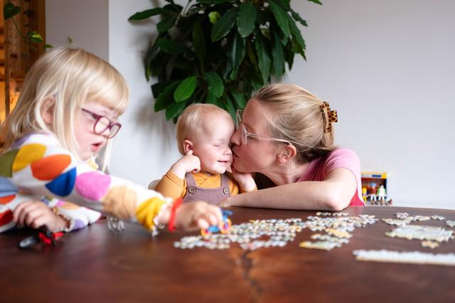 Krista Bombeeck (33) is ongeneeslijk ziek. Ze brengt nu extra veel tijd door met haar dochters Wies (1) en Hanne (3).
