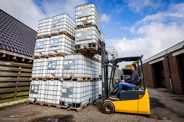 Henk-Jan Hensens verkoopt IBC-containers voor regenwateropvang. 