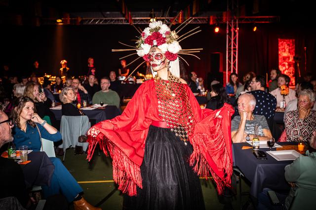 Kleurrijke personages gaan door de zaal.