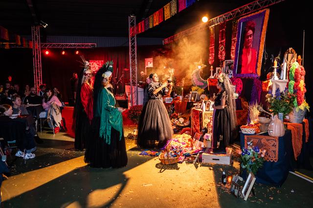 La Catrina voert een ceremonie uit bij het hoofdaltaar.