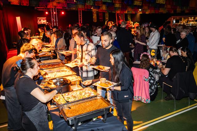 Er wordt gelachen, gesmikkeld en geproost.