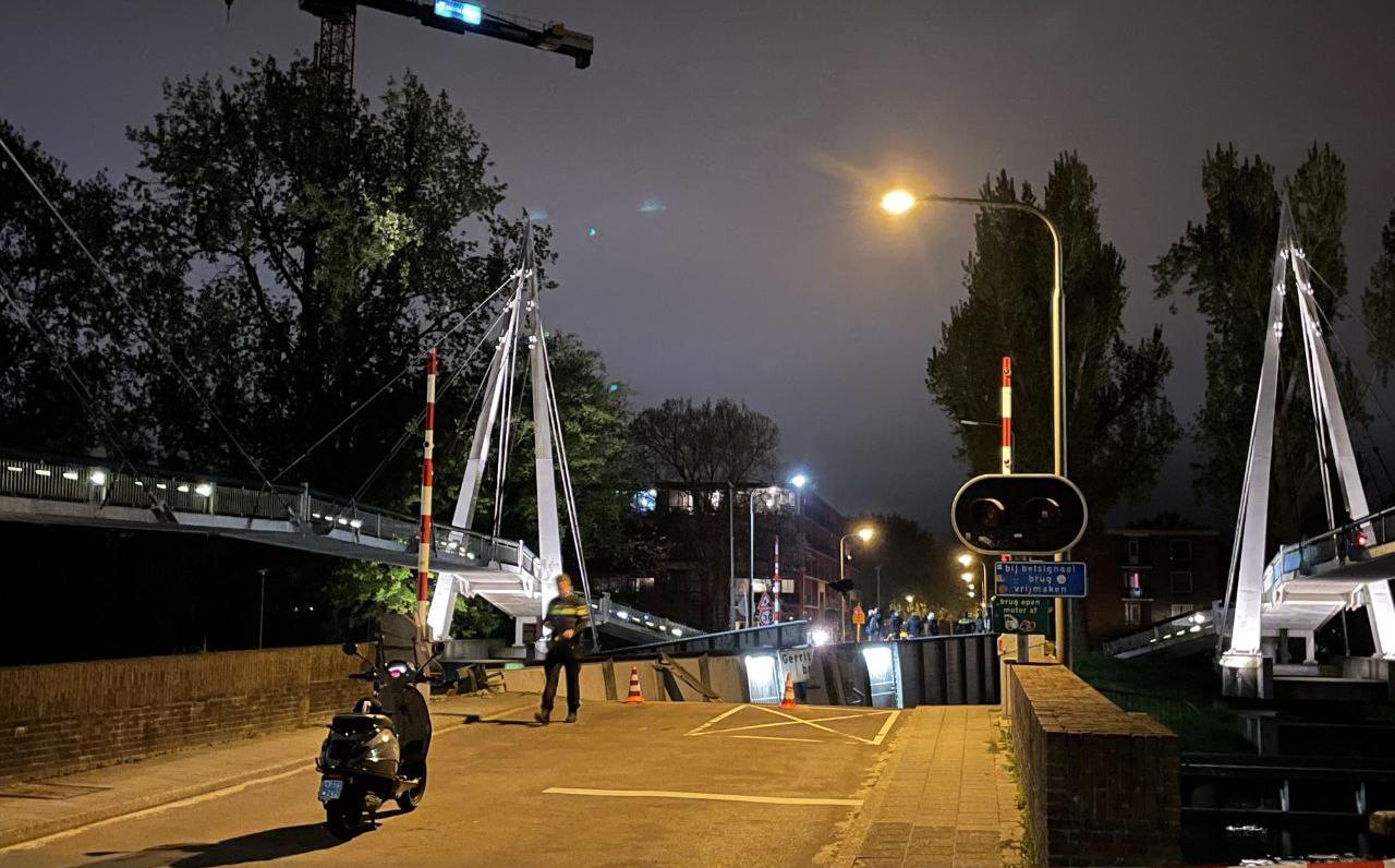 De beschadigde brug vannacht.
