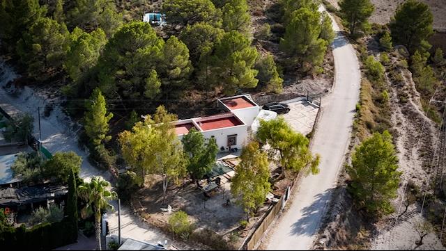 Het huisje van Joris en Marjan vanuit de lucht gezien.