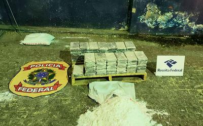 De cocaïne verstopt in zakken zout. De container was onderweg naar Antwerpen. Verdachten uit Emmen zijn hierbij betrokken. Foto: Justitie Brazilië