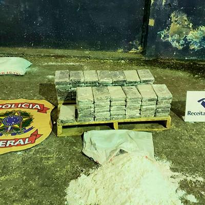 De cocaïne verstopt in zakken zout. De container was onderweg naar Antwerpen. Verdachten uit Emmen zijn hierbij betrokken. Foto: Justitie Brazilië