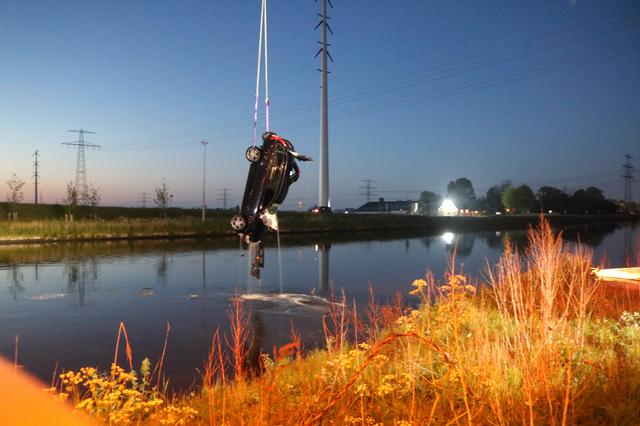 Rond 22.30 uur werd de auto van de schipper uit het water getakeld. 