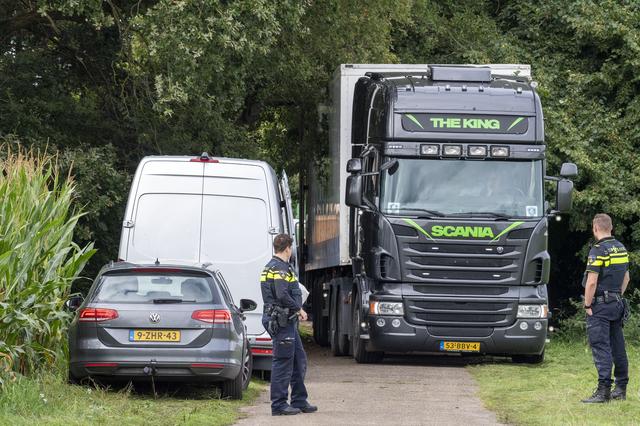 Het drugslab aan de Eldijk in Dalen wordt maandagmiddag ontmanteld.