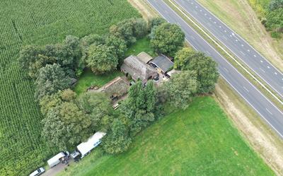 Dronebeeld van het pand in Dalen, waar zondagavond een drugslab is ontmanteld. 