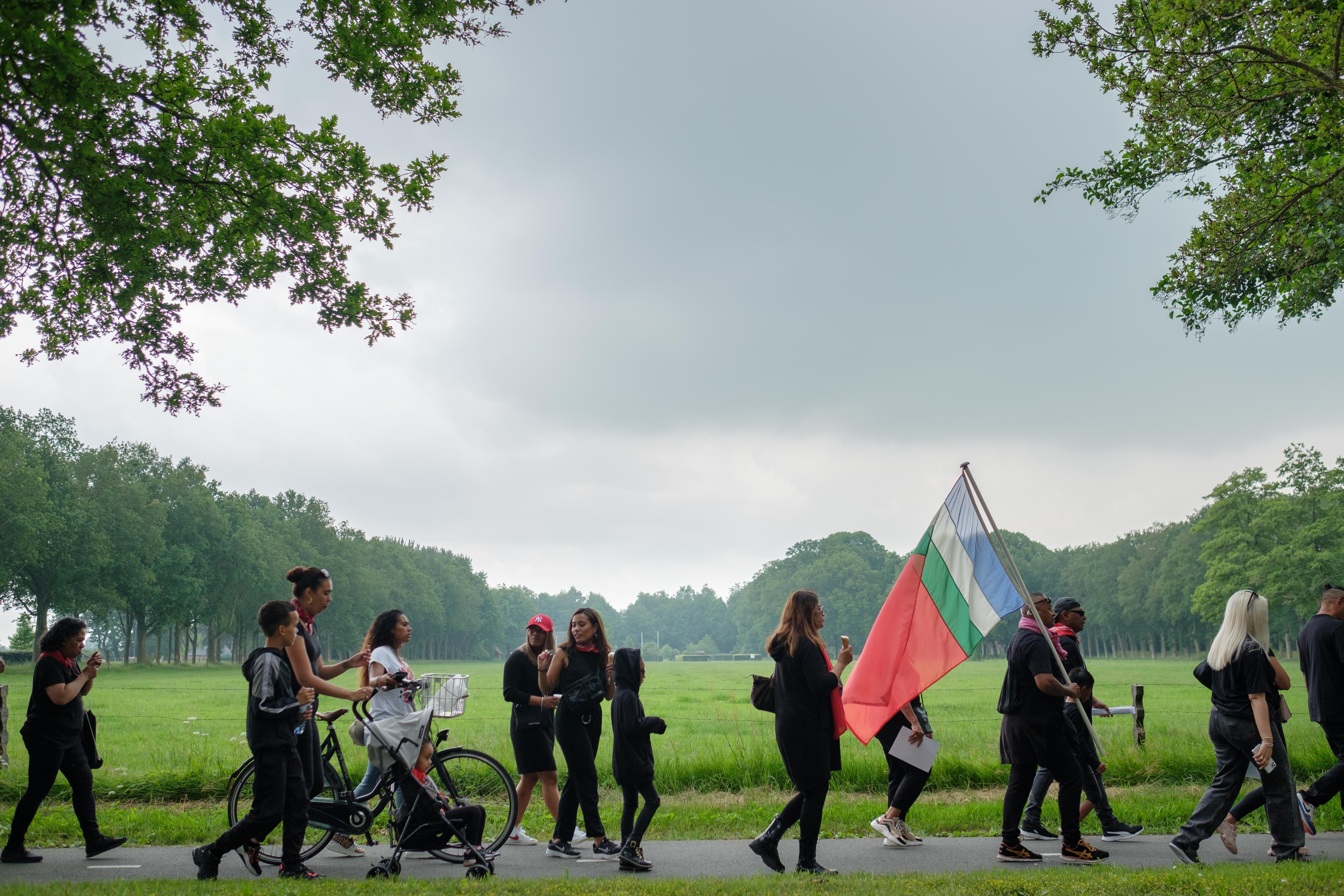 Een wandeling symboliseerde de boottocht van 1951 van ‘Thuis naar uiteindelijk Nuis’. 