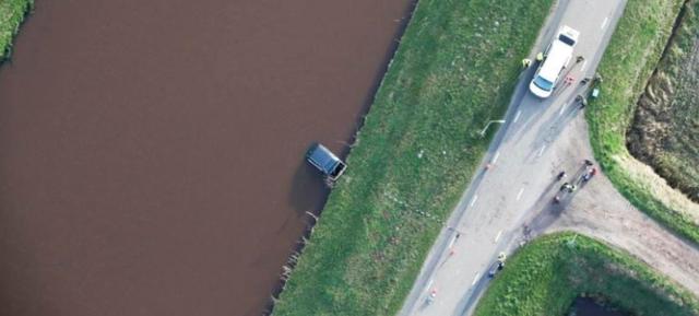 De auto werd zo in het Stieltjeskanaal aangetroffen.