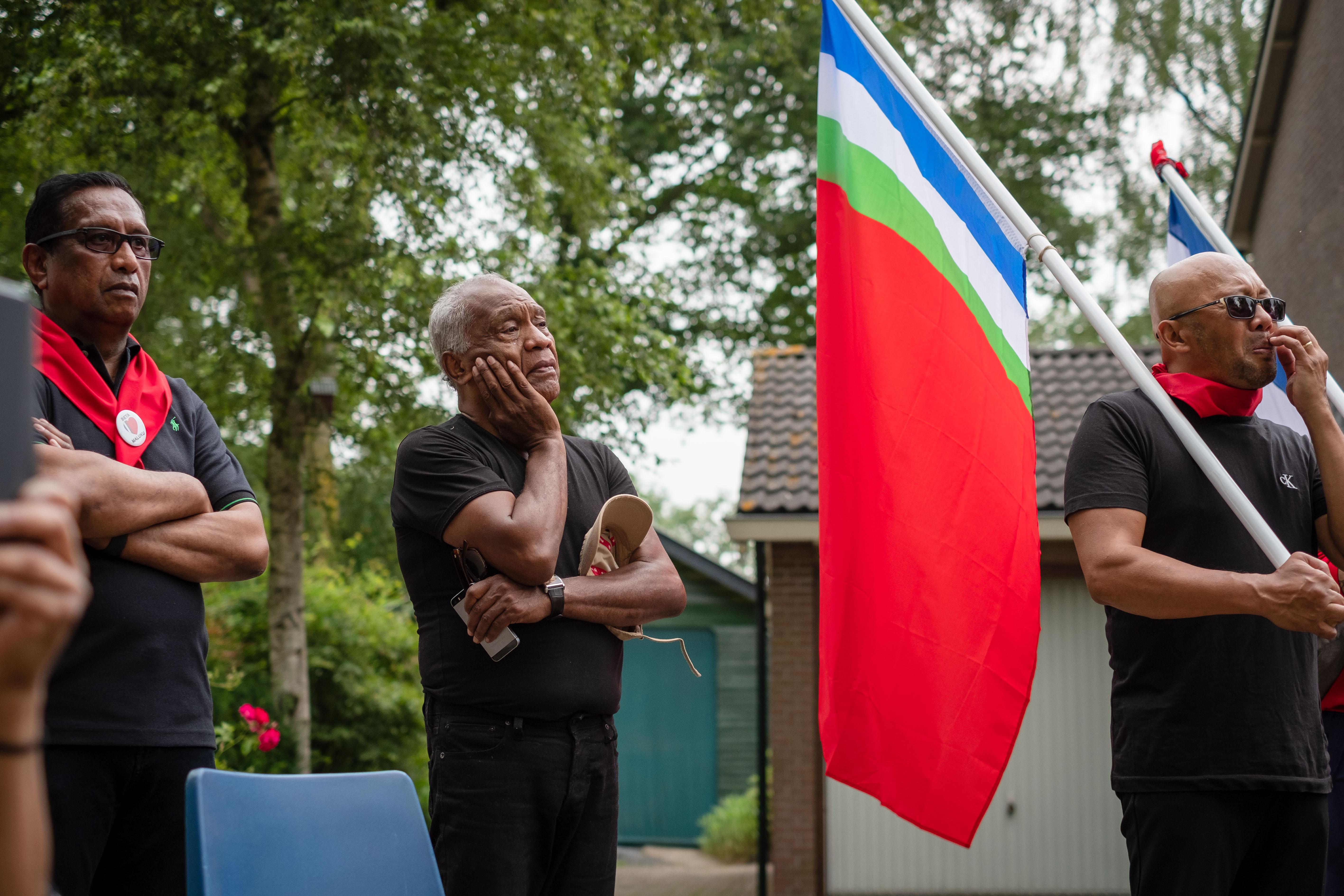 Deelnemers aan de demonstratie luisteren naar de toespraken.