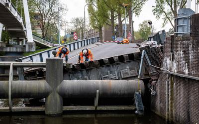 Zondagochtend vanaf 7 uur wordt geprobeerd om het kapotte brugdeel uit het water te takelen.