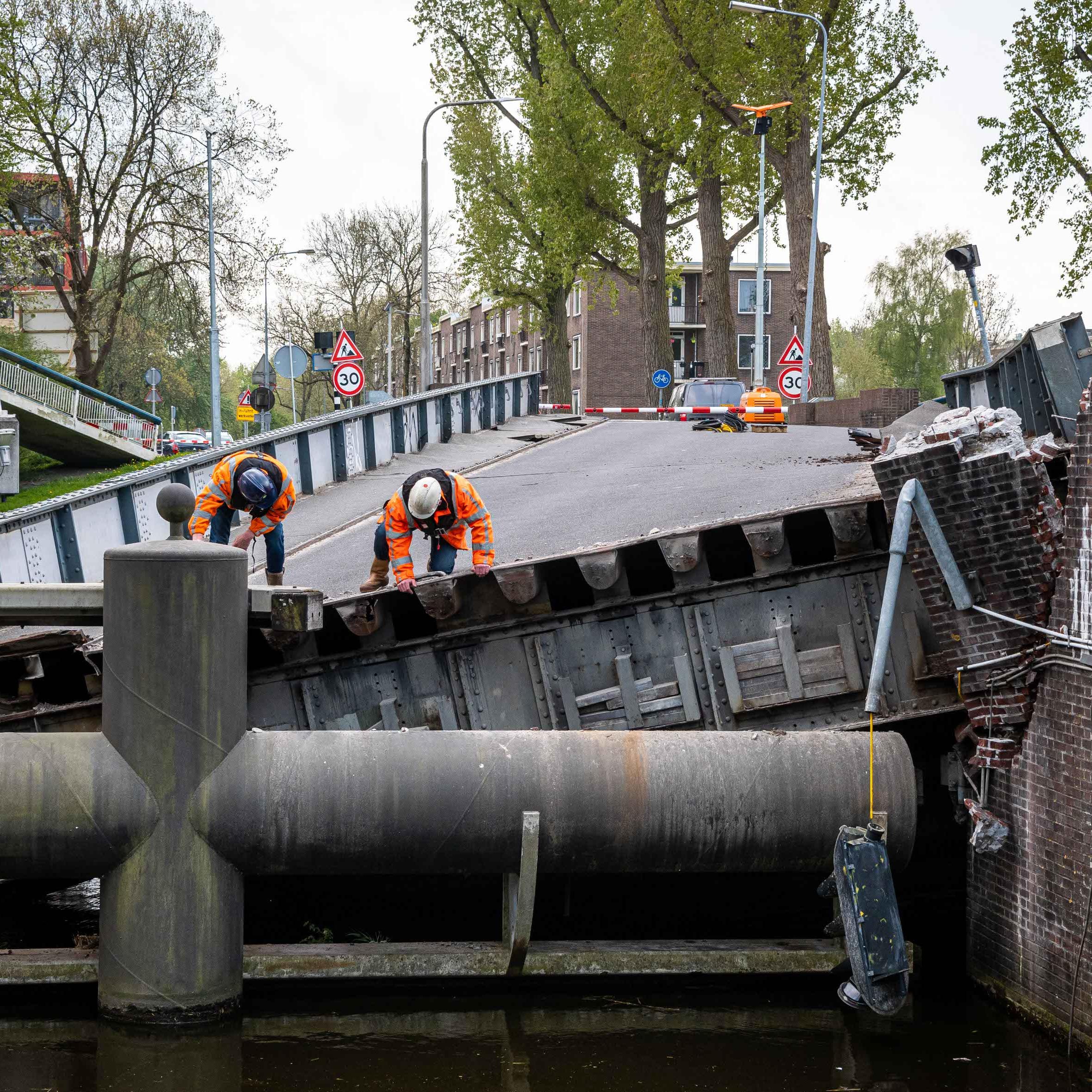Zondagochtend vanaf 7 uur wordt geprobeerd om het kapotte brugdeel uit het water te takelen.