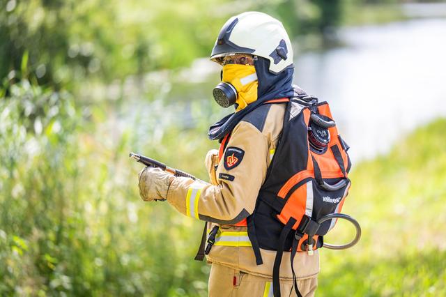 Brandweervrouw Carry Seidel uit Beilen demonstreert een blusrugzak.