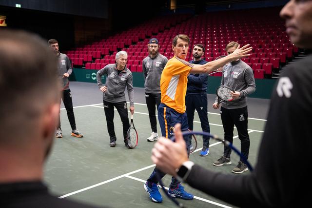 Paul Haarhuis geeft uitleg.