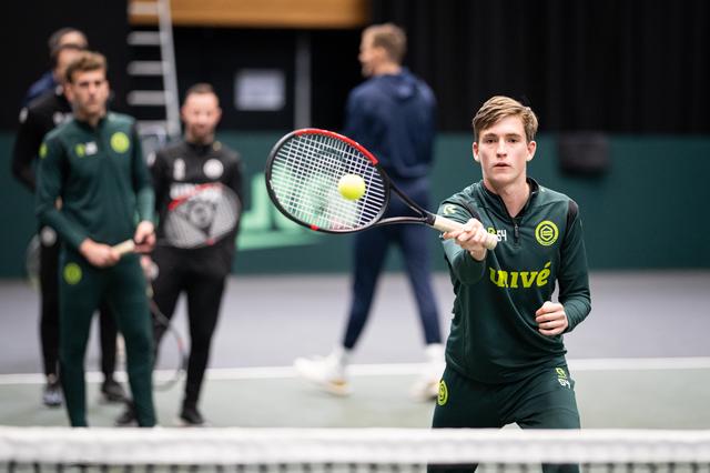FC Groningen-talent David van der Werff probeert of hij ook met een kleine bal kan omgaan. 