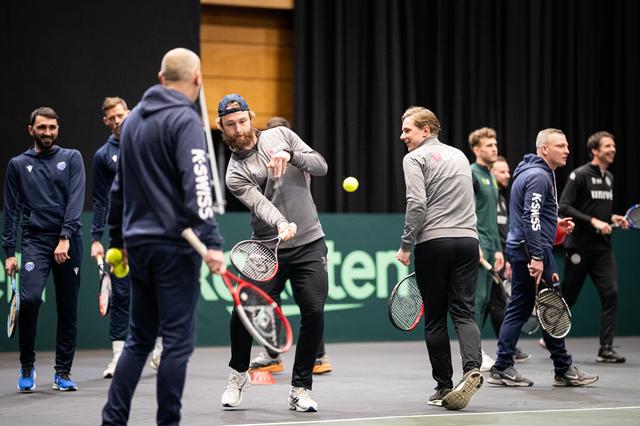De ijshockeyers vinden het spelletje lastig.