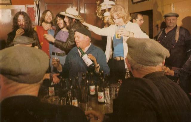Bezopen boeren en 'n kroegstriptease in 1969 in café Perkaan in Wezup.