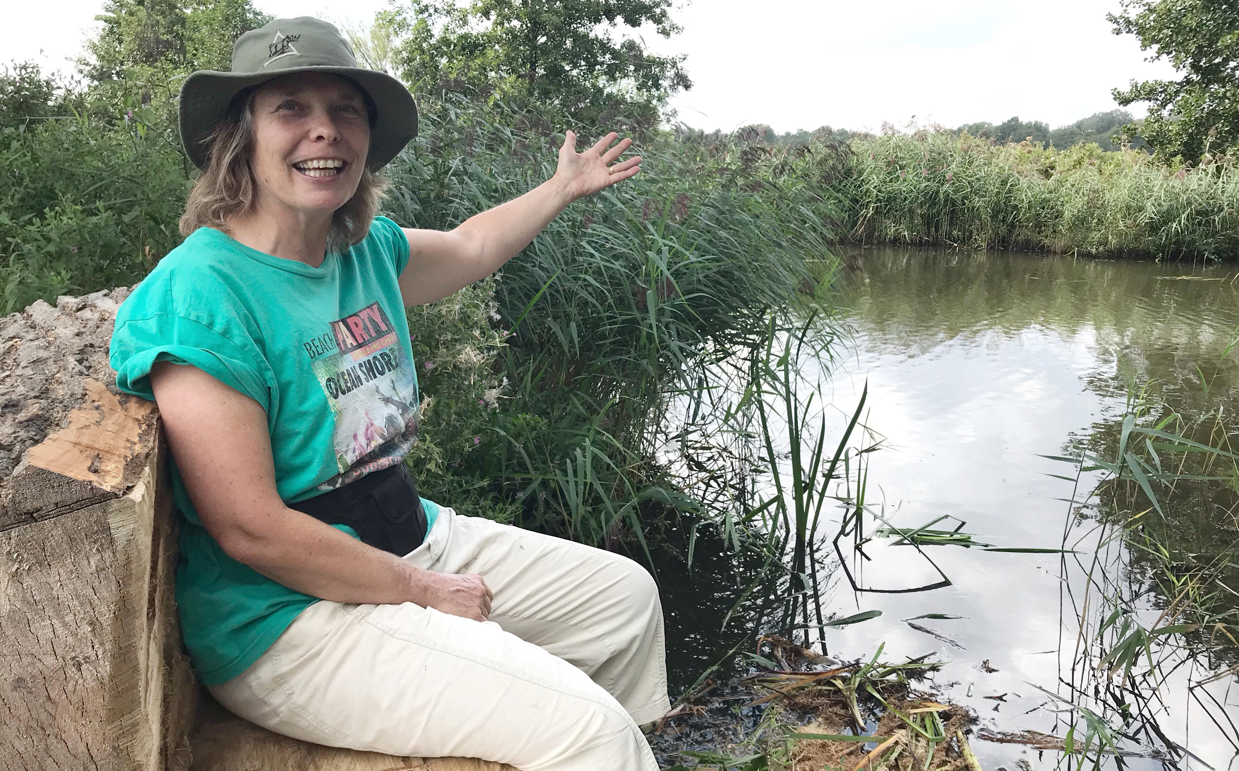 Madeleine Duran in het Voedselbos: ,,Hier sstaan rassen die je bijna nergens meer ziet.'' Foto: DvhN