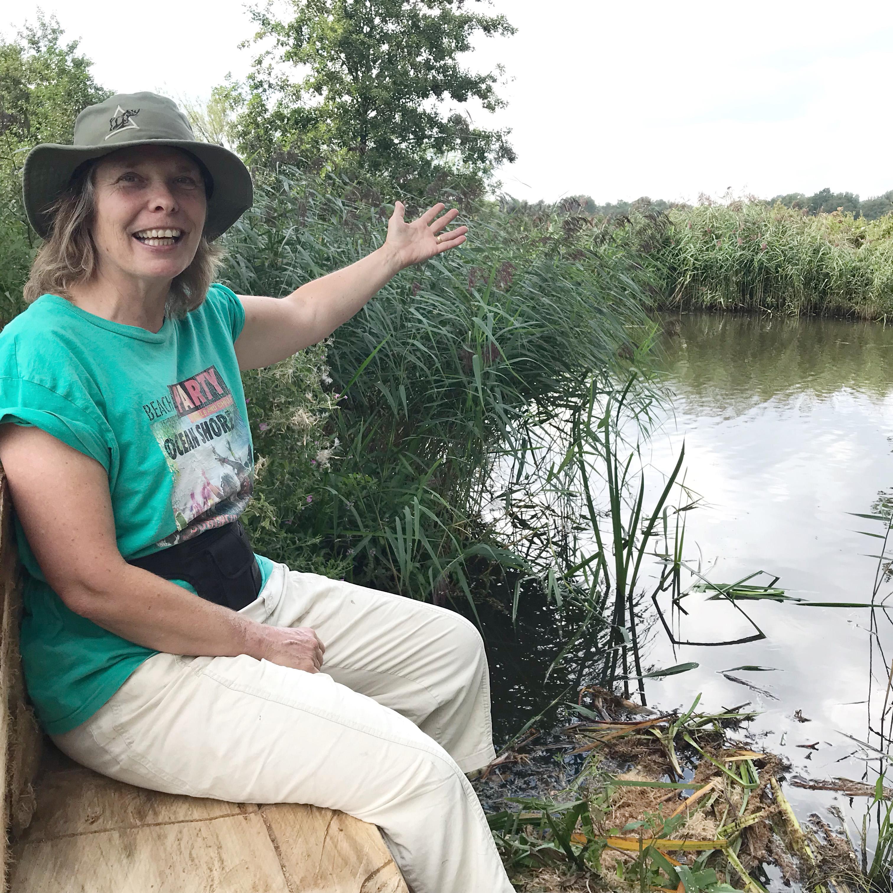 Madeleine Duran in het Voedselbos: ,,Hier sstaan rassen die je bijna nergens meer ziet.'' Foto: DvhN