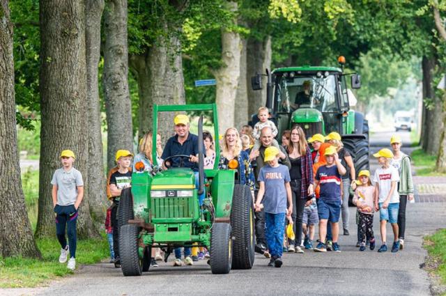 In optocht naar de nieuwe school.