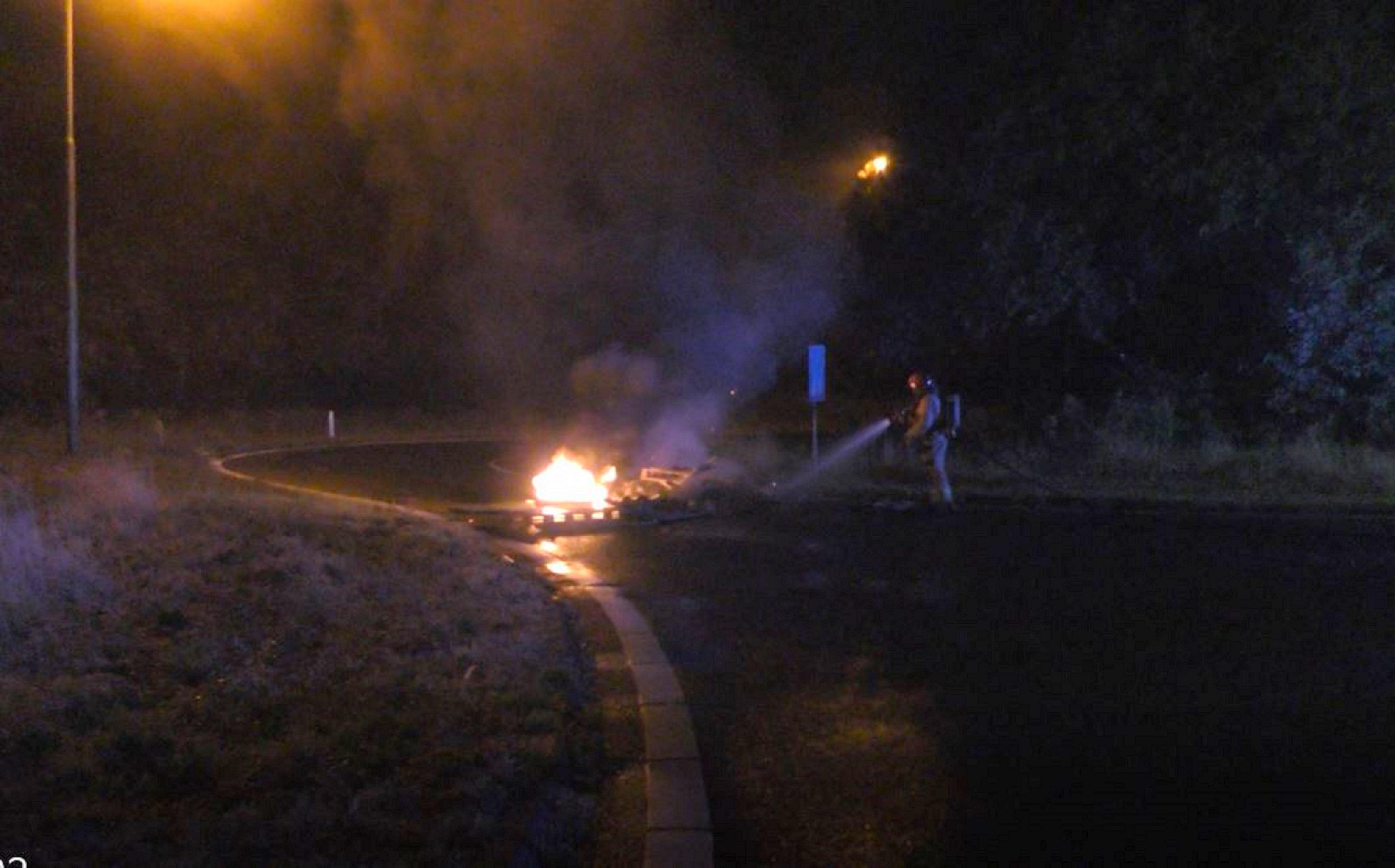 De brandweer had het vuurtje op de oprit naar de A7 in Marum snel geblust.