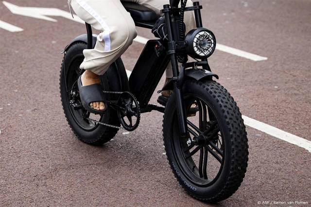 Jongeren op fatbikes slaan voorbijgangers in Meppel. De politie kreeg afgelopen dagen meerdere meldingen binnen. Beeld ter illustratie. 