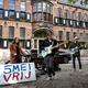 De band Waterleaf voor het Provinciehuis met v.l.n.r.: Iris (toetsen), Sander, Fedde en zangeres Margrieke.