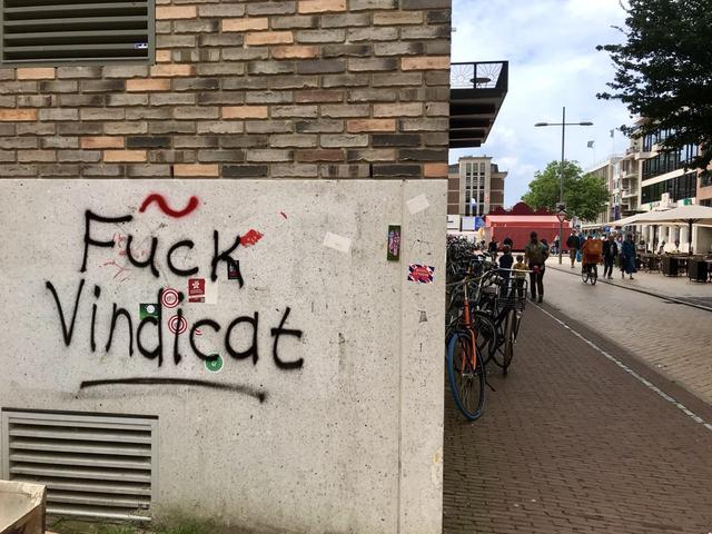 Deze graffiti-spuiter heeft wel naar Maarten van Rossem geluisterd. Hij/zij spoot de tekst op de zijmuur van het pand van Vindicat aan de Grote Markt.
