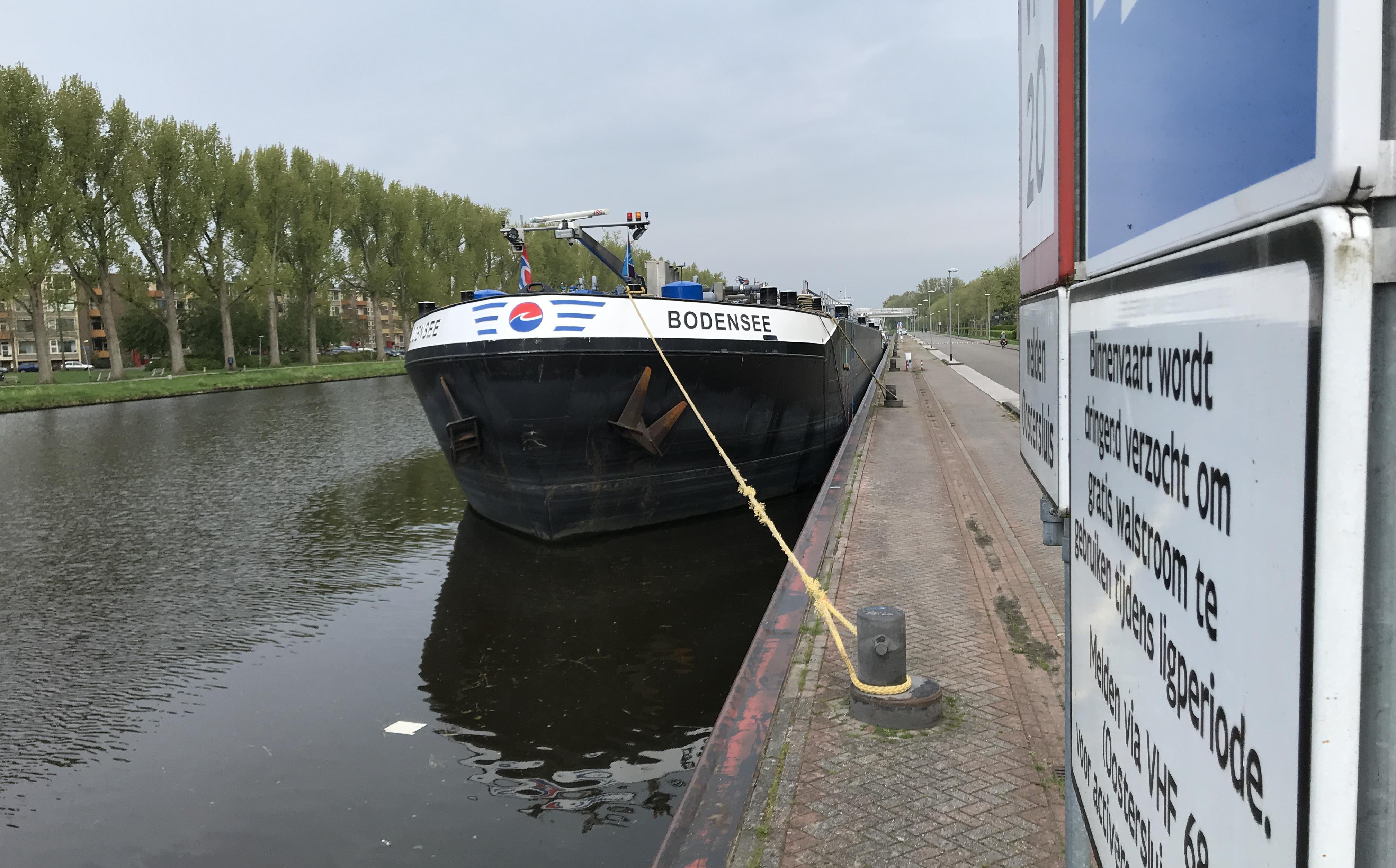 De tanker Bodensee, die vrijdagnacht tegen de Gerrit Krolbrug in Groningen botste.